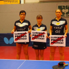 Les jugadores del CTT Balaguer van mostrar pancartes de suport als presos polítics.