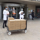 El tinent d'alcalde i regidor de Cultura, Jaume Rutllant, ha lliurat aquest dimecres 1.300 exemplars al personal de gestió de la Gerència Territorial de l'Hospital Universitari Arnau de Vilanova, d'on es faran arribar a l'Hospital de Santa Maria i altres espais sanitaris.