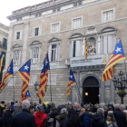Manifestación - Unas 300 personas se concentraron ayer en la plaza Sant Jaume de Barcelona para “apoyar a la Generalitat en la decisión de mantener los lazos amarillos y las esteladas” a pesar del mandato de la Junta Electoral Central. La con ...