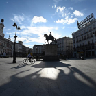 Un repartidor por la Puerta del Sol de Madrid.