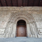 La portalada de l'església del Monestir de Ripoll és el conjunt escultòric romànic més important de la Catalunya medieval.