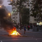 Manifestantes prenden fuego a una barricada en el marco de las protestas.