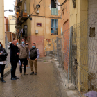 Pueyo y Postius, ante las casas que serán derribadas.