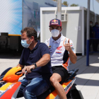 Marc Márquez, ahir al circuit de Jerez traslladant-se amb moto amb el seu mànager, Emili Alzamora.