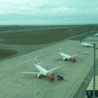 Els set avions de Norwegian i Icelandair estacionats a la plataforma de l’aeroport d’Alguaire.