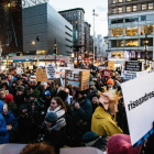 Manifestació en contra de l’emergència nacional decretada per Trump, ahir a Nova York.