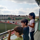 Ibai, Ander y Nahia, en el balcón de su vivienda.