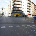 El cruce de las calles Ramon Llull y alcalde Porqueres, ayer, con vallas. 
