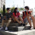 Joves ahir amb mascareta a la ciutat de Lleida.