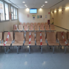 Imágenes de las salas de espera del Arnau y Santa Maria con cintas en las sillas para mantener la distancia de seguridad entre los pacientes.