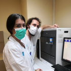 Microbiólogos verificando el proceso de pruebas PCR urgentes.
