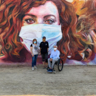 L’artista Lily Brik (centre) davant del seu mural amb l’alcalde, Jordi Latorre, i la regidora Ester Roig.