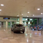 El vehicle que ha accedit a la zona intermodal de l'aeroport del Prat a través de les portes giratòries.