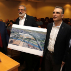 El alcalde, Fèlix Larrosa, acompañado del director de Fira de Lleida y el presidente de la Cámara de Comercio, con el plano del nuevo recinto.