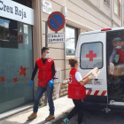 Reparto de material escolar y didáctico de voluntarios de Creu Roja en Cervera. 