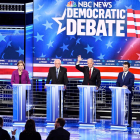 Els candidats demòcrates durant el debat televisiu celebrat a Las Vegas.