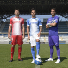 Xemi, Joan Oriol y Pau Torres, en el Camp d’Esports con las nuevas equipaciones del Lleida para esta temporada.