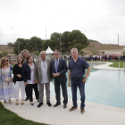 Mas, a la inauguració de les piscines municipals d’Alfés, acompanyat per membres del partit.