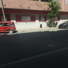 Un dels cotxes arrossegats a Fraga (esquerra) i el turisme que va tenir un accident al Palau d’Anglesola.