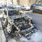 Estado en el que quedó un turismo tras el incendio en la calle Mart. 