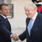 Macron y Johnson se dan la mano tras la reunión.