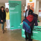 Recogiendo firmas en el hospital a Arnau de Vilanova para la ILP que pide aumentar las ratios de enfermería
