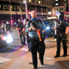 Imagen de policías fuertemente armados en Minneapolis para atajar los disturbios.