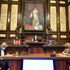 El pleno de Barcelona adoptó ayer la decisión a la sombra de un gran cuadro de Alfonso XIII y su madre.