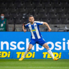 Vedad Ibisevic celebra el primer gol davant una grada buida.