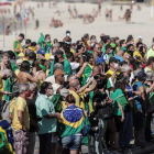 Simpatitzants de Bolsonaro sense guardar distàncies, ahir, a Rio.