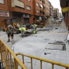 Operarios ultimando las obras de mejora de un tramo de la calles Les Rosses, en La Bordeta.