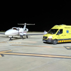 El aeropuerto de Alguaire alargó su horario para recibir de madrugada un equipo extractor proveniente de un hospital de Madrid. 