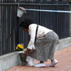Una dona diposita flors a prop del lloc de l’atac, ahir.