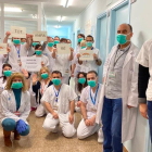 Professionals del servei de Farmàcia Hospitalària de l’Arnau es van fer una foto per donar ànims a la població.