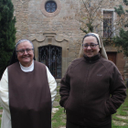 Sor Maria Trinitat y Pilar en el Monasterio de Santa Maria de Refet. 
