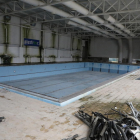 Interior de la piscina cubierta de Cappont, que lleva más de 15 años en desuso. La estructura del edificio estaba muy deteriorada. 