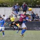 Un jugador del Tàrrega y otro del Alcarràs se disputan un balón aéreo, ayer durante el derbi.