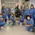 Foto de família nadalenca del personal de l’UCI de l’Arnau, que atén els malalts greus de Covid.