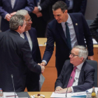 Sánchez saluda a Mario Draghi, presidente del BCE, en presencia de Juncker y del “premier” luso, ayer.