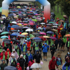 Los participantes en la caminata con motivo del Día Mundial contra el Cáncer de Mama fueron preparados con paraguas e impermeables para soportar la lluvia.