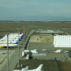 Vista de los hangares y el estacionamiento de aviones de Alguaire desde la torre de control.