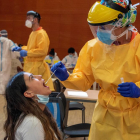 Una jove és atesa per un professional sanitari al Centre Cívic del barri de Balàfia de Lleida, on el departament de Salut ha iniciat aquest divendres cribratges massius de PCR