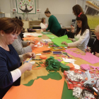 Imagen de los talleres para confeccionar disfraces reivindicativos, ayer en la Escola Països Catalans.