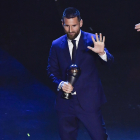 Leo Messi saluda después de recibir el galardón de la FIFA.