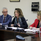 La consellera d'Empresa i Coneixement, Àngels Chacón, amb l'alcaldessa d'Aitona, Rosa Pujol, i el director general de Turisme, Octavi Bono.