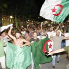Els seguidors algerians van prendre els carrers de Lleida amb banderes i càntics del seu país.