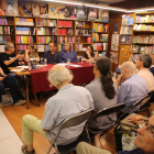 Domènech i Tardà, durant la presentació del llibre amb l’alcalde, Miquel Pueyo, entre els dos.