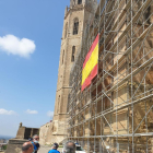 La Seu Vella es va despertar dissabte amb una bandera espanyola penjada en una bastida de les obres de restauració.