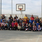 Alumnes de l’escola La Creu de Torrefarrera, amb els jugadors del CB Pardinyes que els van visitar.