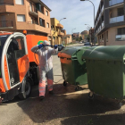 Neteja de contenidors als carrers d’Almacelles.